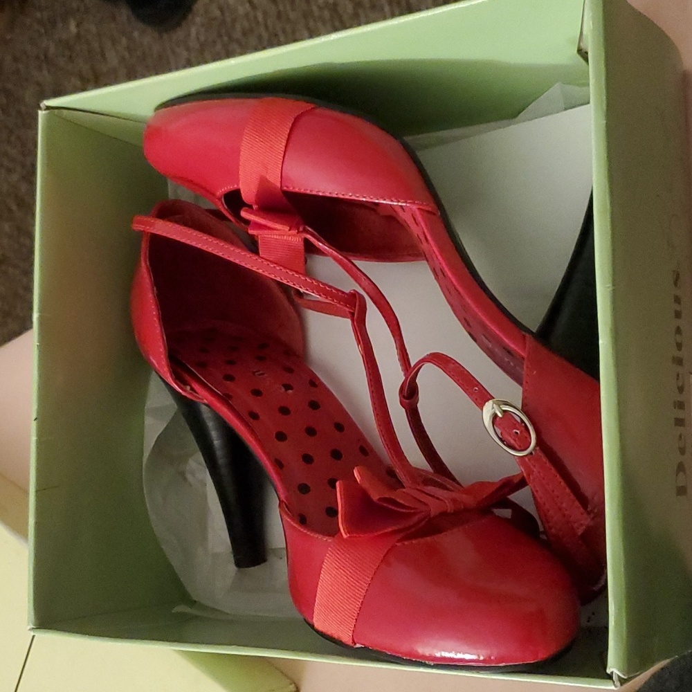 Red delicious patent leather high heels